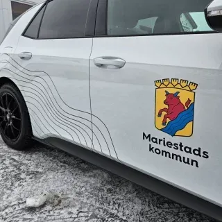 Kommunfordon dekorerade med Mariestads kommuns nya logotyp