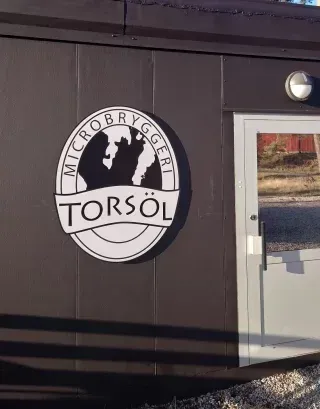 Ny skylt uppsatt hos Torsöl mikrobryggeri