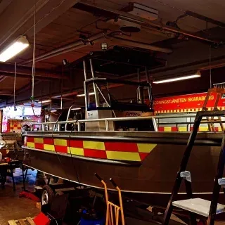 Hjos nya brandbåt med folierad dekor