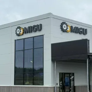 Ljusskyltar monterade på Migus nybyggnad i Mariestad