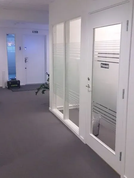 Sekretessfrostning av glasvägg hos CGI