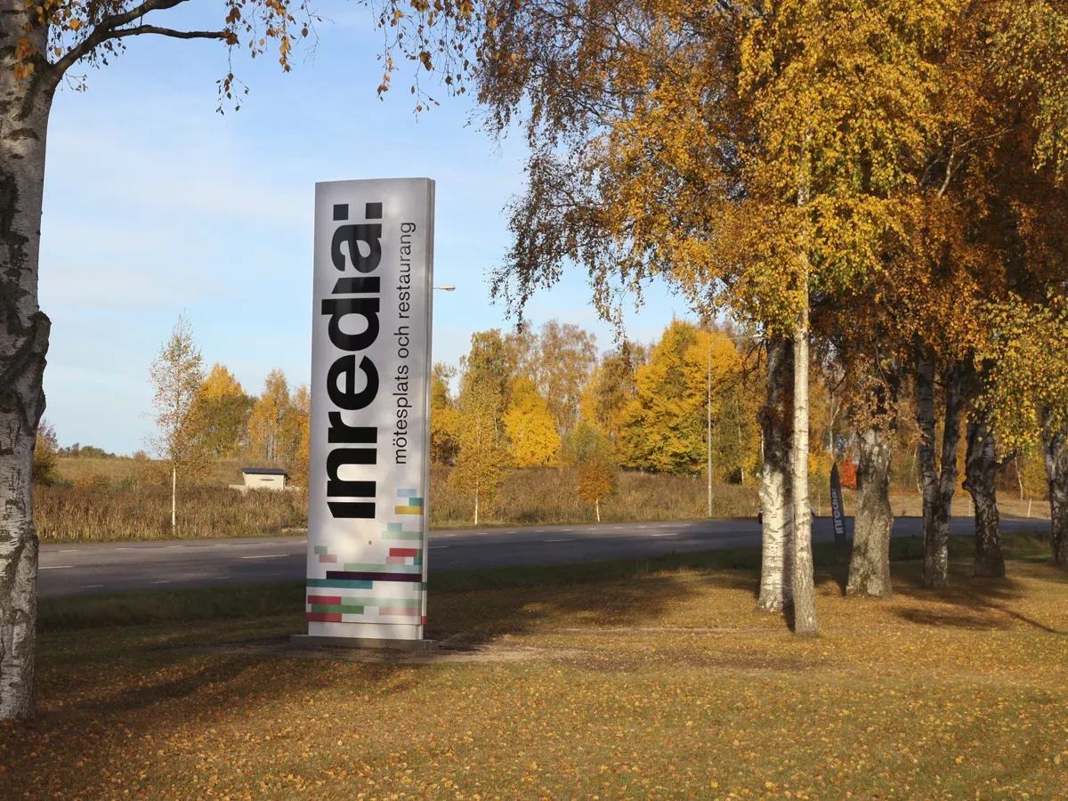 Pylonskylt för Inredia, placerad vid infarten
